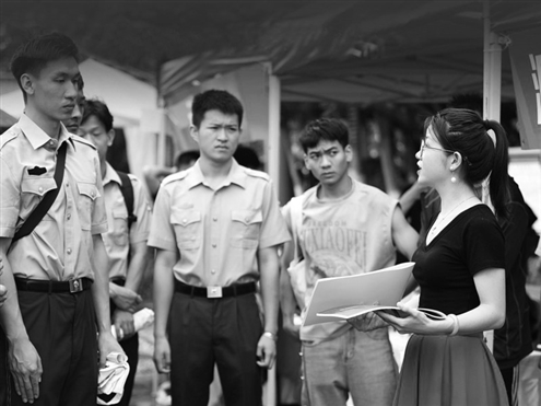 退役军人事务部将通过高效办成一件事、“一站式”服务等方式,提升服务质效,让优抚对象的获得感、幸福感、荣誉感更加可感可及 新华社发